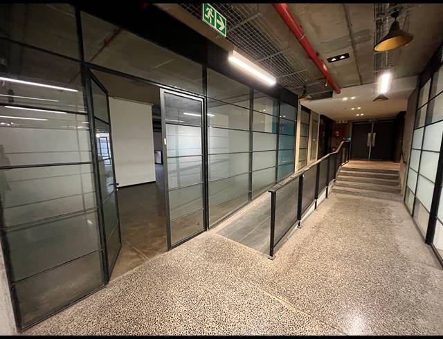 2,129M² BUSINESS TO LET IN WOODSTOCK